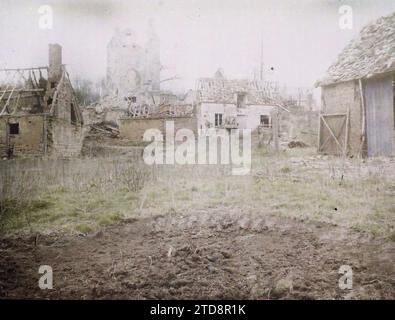 Vignemont, Frankreich, Habitat, Architektur, Erster Weltkrieg, Glockenturm, ländliche Architektur, Ruinen, Front, Bombenangriffe, Rubel, Nachkriegszeit, Frankreich, Vignemont, das Dorf Vignemont mit den Ruinen der Kirche, Vignemont, 26.03/1919 - 26.03.1919, Passet, Stéphane, Fotograf, 1919 - verwüstete Regionen Oise - Stéphane Passet - (März), Autochrome, Foto, Glas, Autochrome, Foto, positiv Stockfoto