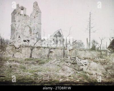 Vignemont, Frankreich, Erster Weltkrieg, Habitat, Architektur, Kirche, Glockenturm, Ruinen, Front, Bombenangriffe, Trümmer, Nachkriegszeit, religiöse Architektur, Frankreich, Vignemont, Krieg: das Dorf Vignemont mit den Ruinen der Kirche, Vignemont, 26/03/1919 - 26/03/1919, Passet, Stéphane, Fotograf, 1919 - verwüstete Regionen Oise - Stéphane Passet - (März), Autochrome, Foto, Glas, Autochrome, Foto, positiv Stockfoto