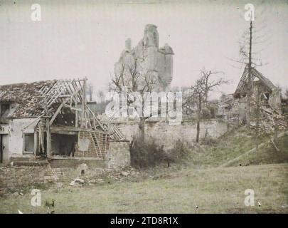 Vignemont, Frankreich, Habitat, Architektur, Erster Weltkrieg, Glockenturm, Wohnung, Ruinen, Front, Bombardierung, Trümmer, Nachkriegszeit, religiöse Architektur, Frankreich, Vignemont, Krieg: View S/die Kirche und die umliegenden Wohnungen, Vignemont, 26/03/1919 - 26/03/1919, Passet, Stéphane, Fotograf, 1919 - verwüstete Regionen Oise - Stéphane Passet - (März), Autochrome, Foto, Glas, Autochrome, Foto, positiv Stockfoto