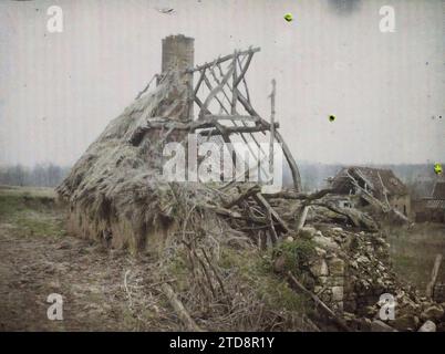 Vignemont, Frankreich, Habitat, Architektur, Erster Weltkrieg, Dach, Ländliche Architektur, Wohngebäude, Ruinen, Front, Bombenangriffe, Schutt, Nachkriegszeit, Frankreich, Vignemont, Krieg: An Old Reetched House, Vignemont, 26/03/1919 - 26/03/1919, Passet, Stéphane, Fotograf, 1919 - verwüstete Regionen Oise - Stéphane Passet - (März), Autochrome, Foto, Glas, Autochrome, Foto, positiv Stockfoto
