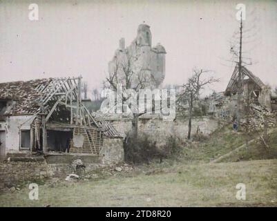 Vignemont, Frankreich, Habitat, Architektur, Erster Weltkrieg, Glockenturm, Wohnung, Ruinen, Front, Bombardierung, Trümmer, Nachkriegszeit, religiöse Architektur, Frankreich, Vignemont, Krieg: View S/die Kirche und die umliegenden Wohnungen, Vignemont, 26/03/1919 - 26/03/1919, Passet, Stéphane, Fotograf, 1919 - verwüstete Regionen Oise - Stéphane Passet - (März), Autochrome, Foto, Glas, Autochrome, Foto, positiv Stockfoto