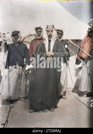 Quweira, Arabien (heutiges Jordanien) Emir Faisal, Befehlshaber der arabischen Streitkräfte des Königreichs Hedschas und seine Sklaven, Persönlichkeit, Kleidung, HD, Menschen, Habitat, Architektur, politische Persönlichkeit, Kostüm, Prinz, Prinzessin, Zelt, existiert in High Definition, Porträt, Gehäuse, Zubehör, Slave, Frisur, Kopfbedeckung, Mann, Arabien, Akaba, Emir Faisal, al-Quwayrah, 02/03/1918 - 02/03/1918, Castelnau, Paul, 1918 - Nahost, Ägypten, Palästina, Chypre - Paul Castelnau (fotografischer Teil der Armee) - (9. Januar-6. Oktober), Autochrome, Foto, Glas, Autochrome, Foto, positiv, Vertikal, Stockfoto