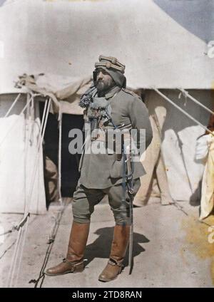 Quweira, Arabien (heutiges Jordanien) Dja' Far al-Askari, Oberbefehlshaber der regulären Truppen, Persönlichkeit, Kleidung, Menschen, Habitat, Architektur, Militär-Persönlichkeit, Militäruniform, Zelt, Schuh, Porträt, Wohnung, Zubehör, Waffe, Frisur, Kopfbedeckung, man, Arabien, Akaba, General Djaafar Pascha, al-Quwayrah, 02/03/1918 - 02/03/1918, Castelnau, Paul, 1918 - Naher Osten, Ägypten, Palästina, Chypre - Paul Castelnau (fotografischer Teil der Armee) - (9. Januar-6. Oktober), Autochrome, Foto, Glas, Autochrome, Foto, positiv, Vertikal, Format 9 x 12 cm Stockfoto