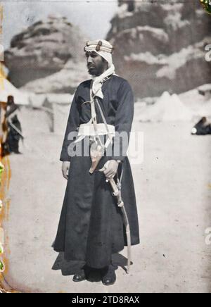 Quweira, Arabien (heutiges Jordanien) Sharif Nasir, von den arabischen Kräften des Königreichs Hedschas, Persönlichkeit, Kleidung, Menschen, politische Persönlichkeit, Militär-Persönlichkeit, Kostüm, Schiismus, Schuh, Porträt, Zubehör, Waffe, Frisur, Kopfbedeckung, Mann, Arabien, Akaba, Chérif Naceur, al-Quwayrah, 02/03/1918 - 02/03/1918, Castelnau, Paul, 1918 - Naher Osten, Ägypten, Palästina, Chypre - Paul Castelnau (fotografischer Teil der Armee) - (9. Januar-6. Oktober), Autochrome, Foto, Glas, Autochrome, Foto, positiv, Vertikal, Format 9 x 12 cm Stockfoto