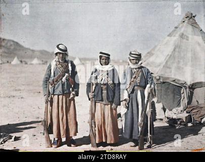 Quweira, Arabien (das heutige Jordanien) drei junge Kämpfer der arabischen Streitkräfte des Königreichs Hejaz, Kleidung, HD, Menschen, Wohnraum, Architektur, Kostüm, Zelt, Beduinen, existiert in High Definition, Gruppenporträt, Wohnung, Zubehör, Waffe, Gürtel, Frisur, Kopfbedeckung, Mann, Arabien, Gouaira, Gruppe der Beduinen in Gouaira, al-Quwayrah, 02/03/1918 - 02/03/1918, Castelnau, Paul, 1918 - Nahost, Ägypten, Palästina, Chypre - Paul Castelnau (fotografischer Teil der Armee) - (9. Januar-6. Oktober), Autochrome, Foto, Glas, Autochrome, Foto, positiv, Horizontal, Format 9 x 12 cm Stockfoto