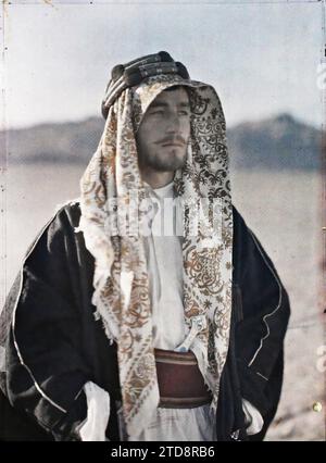 Quweira, Arabien (heutiges Jordanien) Fayz Bey el Azm, ein Begleiter von Emir Faisal, Kleidung, HD, Menschen, Kostüm, existiert in High Definition, Gruppenporträt, Zubehör, Waffe, Gürtel, Frisur, Kopfbedeckung, Mann, Arabien, Gouaira, Faiez Bey el Azm, al-Quwayrah, 02/03/1918 - 02/03/1918, Castelnau, Paul, 1918 - Nahost, Ägypten, Palästina, Chypre - Paul Castelnau (fotografischer Teil der Armee) - (9. Januar-6. Oktober), Autochrome, Foto, Glas, Autochrome, Foto, positiv, Vertikal, Format 9 x 12 cm Stockfoto