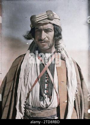 Quweira, Arabien (heutiges Jordanien) Drusenkämpfer der arabischen Streitkräfte des Königreichs Hedschas, Kleidung, HD, Menschen, Kostüm, gibt es in High Definition, Porträt, Zubehör, Gürtel, Frisur, Kopfbedeckung, man, Arabien, Gouaira, Chief Druse, al-Quwayrah, 02/03/1918 - 02/03/1918, Castelnau, Paul, 1918 - Naher Osten, Ägypten, Palästina, Chypre - Paul Castelnau (fotografischer Teil der Armee) - (9. Januar-6. Oktober), Autochrome, Foto, Glas, Autochrome, Foto, positiv, Vertikal, Format 9 x 12 cm Stockfoto