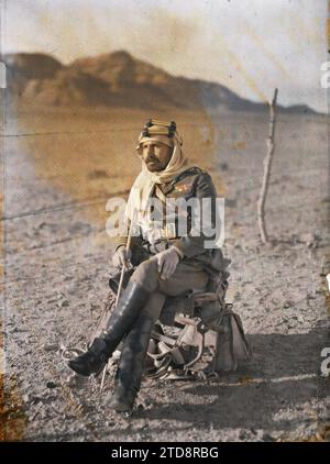 Quweira, Arabien (heutiges Jordanien) Oberst Arzt Ibrahim Bey Thabit, Arzt von Emir Faisal, Kleidung, Menschen, Gesellschaft, Militäruniform, Schuh, Hochformat, Zubehör, Gürtel, Frisur, Kopfbedeckung, Mann, Armee, Arabien, Gouaira, Oberst Arzt Ibrahim Bey Tabit, Arzt von Emir Faical, al-Quwayrah, 02/03/1918 - 02/03/1918, Castelnau, Paul, 1918 - Nahost, Ägypten, Palästina, Chypre - Paul Castelnau (fotografischer Teil der Armee) - (9. Januar-6. Oktober), Autochrome, Foto, Glas, Autochrome, Foto, positiv, Vertikal, Format 9 x 12 cm Stockfoto