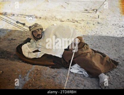 Quweira, Arabien (heutiges Jordanien) Fakry Bey, Polizeichef von Emir Faisal, Kleidung, Menschen, Gesellschaft, Kostüm, Porträt, Polizist, Gendarm, Zubehör, Verwaltung, Frisur, Kopfbedeckung, Mann, Arabien, Gouaira, Faky Bey Polizeichef von Emir Faical, al-Quwayrah, 03/1918 - 03.03.1918, Castelnau, Paul, 1918 - Nahost, Ägypten, Palästina, Chypre - Paul Castelnau (fotografischer Teil der Armee) - (9. Januar-6. Oktober), Autochrome, Foto, Glas, Autochrome, Foto, positiv, Horizontal, Format 9 x 12 cm Stockfoto