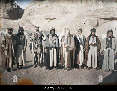 Quweira, Arabien (heutiges Jordanien) Drusenkämpfer der arabischen Streitkräfte des Königreichs Hedschas, Kleidung, HD, Menschen, Kostüm, Beduinen, existiert in High Definition, Gruppenporträt, Zubehör, Gürtel, Frisur, Kopfbedeckung, man, Arabien, Gouaira, Druse Chiefs, al-Quwayrah, 03/03/1918 - 03/1918, Castelnau, Paul, 1918 - Naher Osten, Ägypten, Palästina, Chypre - Paul Castelnau (fotografischer Teil der Armee) - (9. Januar-6. Oktober), Autochrome, Foto, Glas, Autochrome, Foto, positiv, Horizontal, Format 9 x 12 cm Stockfoto