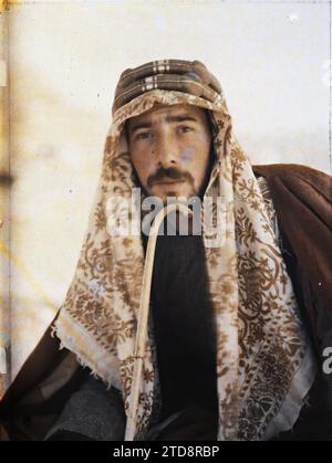 Quweira, Arabien (heutiges Jordanien) Fakry Bey, Polizeichef von Emir Faisal, Kleidung, HD, Menschen, Gesellschaft, Kostüm, existiert in High Definition, Porträt, Polizist, Gendarm, Zubehör, Verwaltung, Friseur, Vertuschungschef, Mann, Arabien, Gouaira, Faky Bey Polizeichef von Emir Faical, al-Quwayrah, 03/03/1918 - 03/1918, Castelnau, Paul, 1918 - Nahost, Ägypten, Palästina, Chypre - Paul Castelnau (fotografischer Teil der Armee) - (9. Januar-6. Oktober), Autochrome, Foto, Glas, Autochrome, Foto, positiv, Vertikal, Format 9 x 12 cm Stockfoto