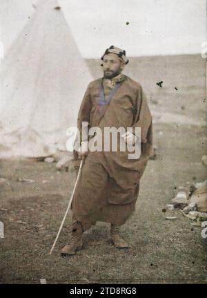 ABA el Lissan, Arabien (heutiges Jordanien) Hauptmann Pisani, Persönlichkeit, Kleidung, Internationale Beziehungen, Menschen, Lebensraum, Architektur, Militärische Persönlichkeit, Kostüm, Ausländische Präsenz, Zelt, Schuh, Porträt, Wohnung, Zubehör, Frisur, Kopfbedeckung, Mann, Arabien, Captain Pisani, ABA el-Lissan, 17.03/1918 - 17.03.1918, Castelnau, Paul, 1918 - Naher Osten, Ägypten, Palästina, Chypre - Paul Castelnau (fotografischer Teil der Armee) - (9. Januar-6. Oktober), Autochrome, Foto, Glas, Autochrome, Foto, positiv, Horizontal, Format 9 x 12 cm Stockfoto