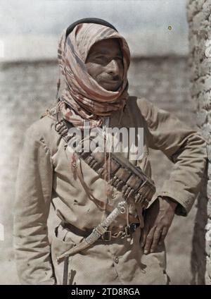 Aqaba (?), Arabien (heutiges Jordanien). Hauptmann Pisanis Verordnung, Kleidung, Menschen, Gesellschaft, Militäruniform, Porträt, Zubehör, Waffe, Gürtel, Maskenhalterung, Kopfbedeckung, Mann, Armee, Arabien, Mousa, Verordnung von Kapitän Pisani, Aqaba, 23.03/1918 - 23.03.1918, Castelnau, Paul, 1918 - Nahost, Ägypten, Palästina, Chypre - Paul Castelnau (fotografischer Teil der Armee) - (9. Januar-6. Oktober), Autochrome, Foto, Glas, Autochrome, Foto, positiv, Vertikal, Format 9 x 12 cm Stockfoto