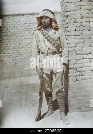 Aqaba (?), Arabien (heutiges Jordanien) der Orden von Hauptmann Pisani, Anführer der französischen Gruppe von Aqaba, Kleidung, Menschen, Gesellschaft, Militäruniform, Porträt, Zubehör, Waffe, Gürtel, Frisur, Kopfbedeckung, Mann, Armee, Arabien, Mousa, Orden von Hauptmann Pisani, Aqaba, 23.03/1918 - 23.03.1918, Castelnau, Paul, 1918 - Nahost, Ägypten, Palästina, Chypre - Paul Castelnau (fotografischer Teil der Armee) - (9. Januar-6. Oktober), Autochrome, Foto, Glas, Autochrome, Foto, positiv, Horizontal, Format 9 x 12 cm Stockfoto
