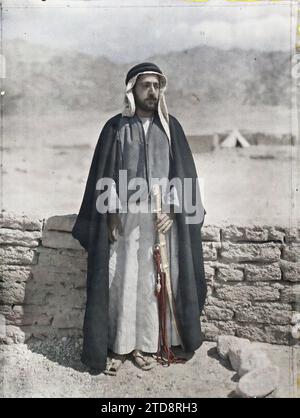 Aqaba, Arabien (heutiges Jordanien) Scheich Zaal, Neffe von Awda ibn Harb Abu Tayih, Persönlichkeit, Kleidung, Menschen, militärische Persönlichkeit, Kostüm, Beduinen, Porträt, Zubehör, Waffe, Frisur, Kopfbedeckung, Mann, Arabien, Akaba, Scheich Zaal, Khalifate von Abu Taya, Aqaba, 26.03/1918 - 26.03.1918, Castelnau, Paul, 1918 - Nahost, Ägypten, Palästina, Chypre - Paul Castelnau (fotografischer Teil der Armee) - (9. Januar-6. Oktober), Autochrome, Foto, Glas, Autochrome, Foto, positiv, Vertikal, Format 9 x 12 cm Stockfoto