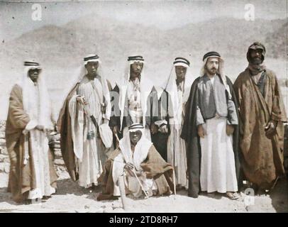 Aqaba, Arabien (das heutige Jordanien) Scheich Zaal vom Stamm der Huwaytat, und sein Gefolge, Persönlichkeit, Kleidung, Menschen, internationale Beziehungen, militärische Persönlichkeit, Kostüm, Beduinen, Gruppenporträt, Zubehör, Waffe, Gürtel, Haarfrisur, Abdeckungsvorsprung, Verbündete, man, Arabien, Akaba, Scheich Zaal und sein Gefolge, Aqaba, 26.03/1918 - 26.03.1918, Castelnau, Paul, 1918 - Nahost, Ägypten, Palästina, Chypre - Paul Castelnau (fotografischer Teil der Armee) - (9. Januar-6. Oktober), Autochrome, Foto, Glas, Autochrome, Foto, positiv, Horizontal, Format 9 x 12 cm Stockfoto