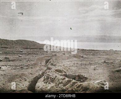 Umgebung von Aqaba, Arabien (heutiges Jordanien) Alte türkische Gräben, Natur, Umwelt, Landschaft, Meer, Ozean, Hydrographie, Arabien, Umgebung von Akaba, alte türkische Gräben, Aqaba, 30/03/1918 - 30/03/1918, Castelnau, Paul, 1918 - Naher Osten, Ägypten, Palästina, Chypre - Paul Castelnau (fotografischer Teil der Armee) - (9. Januar-6. Oktober), Autochrome, Foto, Glas, Autochrome, Foto, positiv, Horizontal, Format 9 x 12 cm Stockfoto