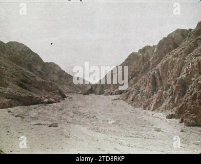 Aqaba, Arabien (das heutige Jordanien) Wadi Ithm und am Boden der Golf von Aqaba, Natur, Umwelt, Landschaft, Arabien, Umgebung von Akaba, antike türkische Gräben, Aqaba, 30/03/1918 - 30/03/1918, Castelnau, Paul, 1918 – Nahost, Ägypten, Palästina, Chypre – Paul Castelnau (fotografischer Teil der Armee) – (9. Januar-6. Oktober), Autochrome, Foto, Glas, Autochrome, Foto, positiv, Horizontal, Format 9 x 12 cm Stockfoto