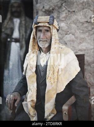 Aqaba, Arabien (das heutige Jordanien) der kaimakam, Gouverneur von Aqaba, Kleidung, HD, Menschen, Gesellschaft, Kostüm, existiert in High Definition, Porträt, Beamter, Zubehör, Verwaltung, Frisur, Kopfbedeckung, Mann, Arabien, Akaba, The Kaimakam, Aqaba, 04/04/1918 - 04/1918, Castelnau, Paul, 1918 - Nahost, Ägypten, Palästina, Chypre - Paul Castelnau (fotografischer Teil der Armee) - (9. Januar-6. Oktober), Autochrome, Foto, Glas, Autochrome, Foto, positiv, Vertikal, Format 9 x 12 cm Stockfoto