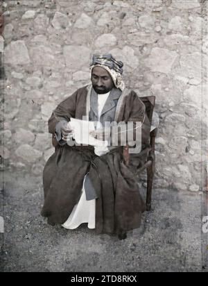 Aqaba, Arabien (heutiges Jordanien) Scheich Yusuf, Arabische Kräfte des Königreichs Hedschas, Persönlichkeit, Kleidung, Menschen, politische Persönlichkeit, Kostüm, Porträt, Zubehör, Frisur, Kopfbedeckung, Man, Arabien, Akaba, Cheick Youssef, Aqaba, 04/1918 - 04.04.1918, Castelnau, Paul, 1918 - Naher Osten, Ägypten, Palästina, Chypre - Paul Castelnau (fotografischer Teil der Armee) - (9. Januar-6. Oktober), Autochrome, Foto, Glas, Autochrome, Foto, positiv, Vertikal, Format 9 x 12 cm Stockfoto