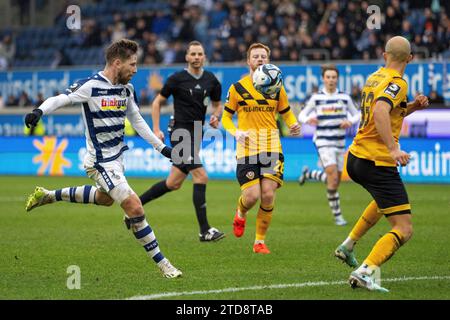 17.12.2023, Schauinsland-Reisen-Arena, Duisburg, DE, 3. Liga, MSV Duisburg vs SG Dynamo Dresden, 19. Spieltag, Saison 2023/24, im Bild: Kolja Pusch (MSV Diusburg, #07) Ball am Fuss; legt sich den Ball zum 1:1 zurecht. im Zweikampf, Duell, Dynamik, Aktion, Aktion, Spielszene; Einzelaktion, Ganzkörper/Ganzkoerper; Freisteller, Einzelbild, Aktion, Action, Spielszene; Gestik, Mimik, Emotionen; Foto © nordphoto GmbH/Denkinger DFL-VORSCHRIFTEN VERBIETEN DIE VERWENDUNG VON FOTOGRAFIEN ALS BILDSEQUENZEN UND/ODER QUASI-VIDEO Stockfoto