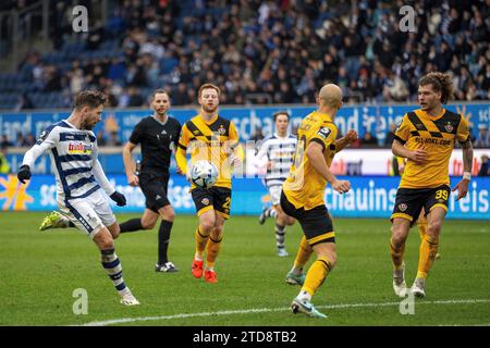 17.12.2023, Schauinsland-Reisen-Arena, Duisburg, DE, 3. Liga, MSV Duisburg vs SG Dynamo Dresden, 19. Spieltag, Saison 2023/24, im Bild: Kolja Pusch (MSV Diusburg, #07) Ball am Fuss; legt sich den Ball zum 1:1 zurecht. im Zweikampf, Duell, Dynamik, Aktion, Aktion, Spielszene; Einzelaktion, Ganzkörper/Ganzkoerper; Freisteller, Einzelbild, Aktion, Action, Spielszene; Gestik, Mimik, Emotionen; Foto © nordphoto GmbH/Denkinger DFL-VORSCHRIFTEN VERBIETEN DIE VERWENDUNG VON FOTOGRAFIEN ALS BILDSEQUENZEN UND/ODER QUASI-VIDEO Stockfoto