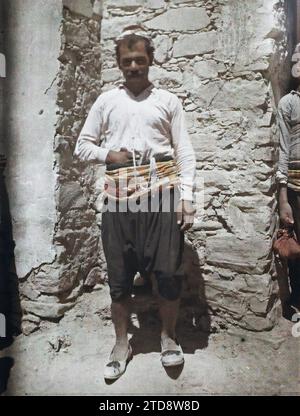 Kythera, Zypern Schäferhund, Wirtschaft, Menschen, Kleidung, Landwirtschaft, Viehzucht, Hirte, Porträt, Arbeitskleidung, Man, Zypern, Kythrsca Cypriot Shepherd, Kythrea, 06/09/1918 - 06/09/1918, Castelnau, Paul, 1918 - Naher Osten, Ägypten, Palästina, Chypre - Paul Castelnau (fotografischer Teil der Armee) - (9. Januar-6. Oktober), Autochrome, Foto, Glas, Autochrome, Foto, positiv, Vertikal, Format 9 x 12 cm Stockfoto