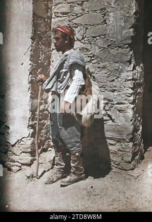 Kythera, Zypern Schäferhund, Wirtschaft, Menschen, Kleidung, Landwirtschaft, Viehzucht, Hirte, Porträt, Arbeitskleidung, Man, Zypern, Kythrsca Cypriot Shepherd, Kythrea, 06/09/1918 - 06/09/1918, Castelnau, Paul, 1918 - Naher Osten, Ägypten, Palästina, Chypre - Paul Castelnau (fotografischer Teil der Armee) - (9. Januar-6. Oktober), Autochrome, Foto, Glas, Autochrome, Foto, positiv, Vertikal, Format 9 x 12 cm Stockfoto