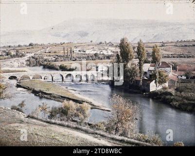 Buna, Bosnien und Herzegowina Ansicht vom Minarett der Buna-Moschee: Die alte Brücke und die Buna, Natur, Umwelt, Habitat, Architektur, Landschaft, Tal, Bauingenieurwesen, Fluss, Hydrographie, Brücke, Bosnien, Buna, Blick aus dem Minarett der Buna-Moschee: die alte Brücke und die Buna, Buna, 21/10/1912 - 21/10/1912, Léon, Auguste, Fotograf, 1912 - Balkan, Italien - Léon Busy und Auguste Léon - (13.-27. Oktober), Autochrome, Foto, Glas, Autochrome, Foto, positiv, Horizontal, Format 9 x 12 cm Stockfoto