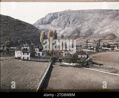 Buna, Bosnien-Herzegowina Blick auf das Minarett der Buna-Moschee: Alte Häuser, abgerissene Dächer mit Fransen von trockenem Tabak, Natur, Umwelt, Habitat, Architektur, Landschaft, Tal, Fluss, ländliche Architektur, Wohngebäude, Hydrographie, Dilapidation, unhygienisch, Bosnien, Buna, in der anderen Richtung: alte Häuser, abgerissene Dächer mit Fransen von Trockentabak, Buna, 21/10/1912 - 21/10/1912, Léon, Auguste, Fotograf, 1912 - Balkan, Italien - Léon Busy und Auguste Léon - (13.-27. Oktober), Autochrome, Foto, Glas, Autochrome, Foto, positiv, Horizontal, Format 9 x 12 cm Stockfoto