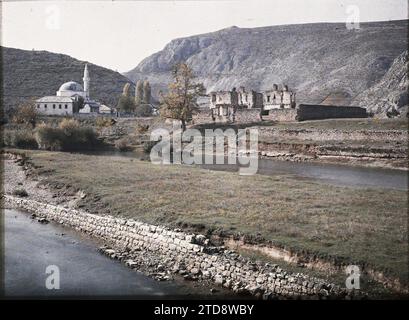 Buna, Bosnien und Herzegowina Blick von der Brücke über die gesamte Moschee und Ruinen, Natur, Umwelt, Habitat, Architektur, Religion, HD, Landschaft, archäologische Überreste, Tal, Islam, existiert in High Definition, Fluss, religiöse Architektur, Bosnien, Buna, Blick von der Brücke über die gesamte Moschee und die Ruinen, Buna, 21/10/1912 - 21/10/1912, Léon, Auguste, Fotograf, 1912 - Balkan, Italien - Léon Busy und Auguste Léon - (13.-27. Oktober), Autochrome, Foto, Glas, Autochrome, Foto, positiv, Horizontal, Format 9 x 12 cm Stockfoto