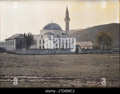 Buna, Bosnien-Herzegowina die ganze Buna-Moschee, rechts die Schule, links die Häuser, in denen die Frauen sind, Gesellschaft, Bildung, Religion, Wohnraum, Architektur, Rechtsstatus der Frauen, Bildungseinrichtung, Islam, Minaret, Wohnraum, religiöse Bildung, Kuppel, Kuppel, Moschee, religiöse Architektur, Bosnien, Buna, die ganze Buna Moschee, rechts die Schule, links die Häuser, in denen die Frauen sind, Buna, 21/10/1912 - 21/10/1912, Léon, Auguste, Fotograf, 1912 - Balkan, Italien - Léon Busy und Auguste Léon - (13.-27. Oktober), Autochrome, Foto, Glas, Autochrome, Foto, Pos. Stockfoto