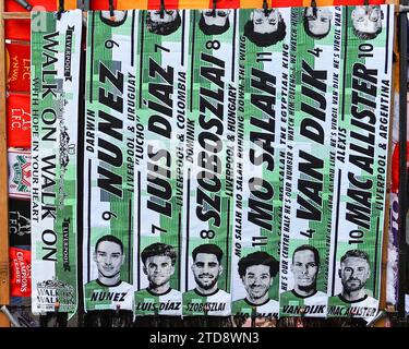 Liverpool-Schals zum Verkauf während des Premier League-Spiels Liverpool gegen Manchester United in Anfield, Liverpool, Vereinigtes Königreich. Dezember 2023. (Foto: Mark Cosgrove/News Images) in Liverpool, Großbritannien am 17.12.2023. (Foto: Mark Cosgrove/News Images/SIPA USA) Credit: SIPA USA/Alamy Live News Stockfoto