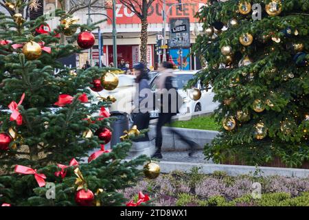 Berlin, Deutschland. Dezember 2023. Die Tauentzienstraße ist sonntags weihnachtlich dekoriert. Die Geschäfte in Berlin sind am dritten Adventstag von 13.00 bis 20.00 Uhr geöffnet. Quelle: Jörg Carstensen/dpa/Alamy Live News Stockfoto