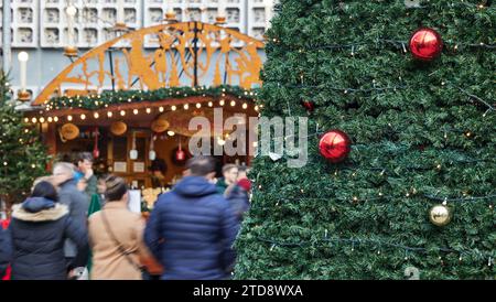 Berlin, Deutschland. Dezember 2023. Der Weihnachtsmarkt am Breitscheidplatz zieht die Menschen am Sonntag an, wenn die Geschäfte geöffnet sind. Die Geschäfte in Berlin sind am dritten Adventssonntag von 13.00 bis 20.00 Uhr geöffnet. Quelle: Jörg Carstensen/dpa/Alamy Live News Stockfoto