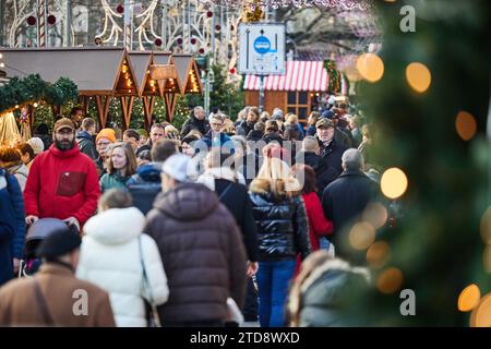 Berlin, Deutschland. Dezember 2023. Der Weihnachtsmarkt am Breitscheidplatz zieht die Menschen am Sonntag an, wenn die Geschäfte geöffnet sind. Die Geschäfte in Berlin sind am dritten Adventssonntag von 13.00 bis 20.00 Uhr geöffnet. Quelle: Jörg Carstensen/dpa/Alamy Live News Stockfoto