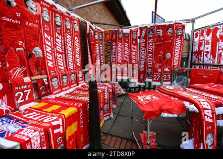 Liverpool-Schals zum Verkauf während des Premier League-Spiels Liverpool gegen Manchester United in Anfield, Liverpool, Vereinigtes Königreich. Dezember 2023. (Foto: Mark Cosgrove/News Images) in Liverpool, Großbritannien am 17.12.2023. (Foto: Mark Cosgrove/News Images/SIPA USA) Credit: SIPA USA/Alamy Live News Stockfoto