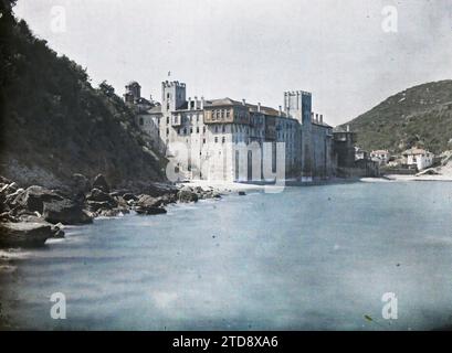 Das Kloster von Esphigmenou, Griechenland, Religion, Habitat, Architektur, Kunst, Meer, Ozean, Christentum, Kloster, befestigte Architektur, Mittelalter, religiöse Architektur, Türkei, Esphigmenou, das Kloster am Meer, Mont Athos, 01/09/1918 - 30/09/1918, Cuville, Fernand, 1918 - Griechenland - Fernand Cuville - (September), Autochrome, Foto, Glas, Autochrome, Foto, positiv Stockfoto