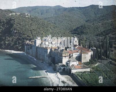 Das Kloster von Esphigmenou, Griechenland, Religion, Habitat, Architektur, Kunst, Meer, Ozean, Christentum, Kloster, befestigte Architektur, Mittelalter, religiöse Architektur, Türkei, Esphigmenou, Panorama auf das Kloster, Mont Athos, 01/09/1918 - 30/09/1918, Cuville, Fernand, 1918 - Griechenland - Fernand Cuville - (September), Autochrome, Foto, Glas, Autochrome, Foto, positiv Stockfoto