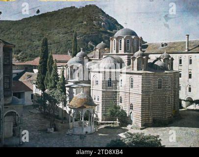 Das Kloster Esphigmenou, Griechenland, Religion, Kunst, Habitat, Architektur, Christentum, Orthodoxe Kirche, Kloster, Mittelalter, Innenhof, Kuppel, Kuppel, religiöse Architektur, Türkei, Esphigménou, Kirche Esphigménou, Mont Athos, 01/09/1918 - 30/09/1918, Cuville, Fernand, 1918 - Griechenland - Fernand Cuville - (September), Autochrome, Foto, Glas, Autochrome, Foto, positiv Stockfoto