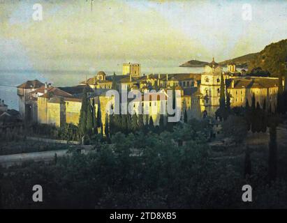 Das Kloster von Esphigmenou, Griechenland, Religion, Habitat, Architektur, Kunst, Meer, Ozean, Christentum, Sonnenuntergang, Sonnenaufgang, Kloster, befestigte Architektur, Mittelalter, religiöse Architektur, Türkei, Esphigmenou, das Kloster und der Golf von Esphigménou bei Sonnenuntergang, Mont Athos, 01/09/1918 - 30/09/1918, Cuville, Fernand, 1918 - Griechenland - Fernand Cuville - (September), Autochrome, Foto, Glas, Autochrome, Foto, positiv Stockfoto