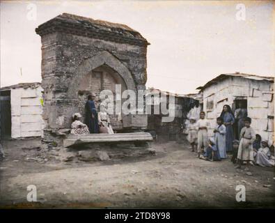 Thessaloniki, Griechenland, Menschen, Gesellschaft, HD, Lebensraum, Architektur, Alltag, Frau, ethnische Minderheit, existiert in High Definition, Kind, Wohnung, Zigeuner, Hausleben, Straße, Bezirk, Hydraulikanlage, Brunnen, Bogen, Arkade, Arceau, Griechenland, Salonika, Brunnen im Zigeunerviertel, Thessalonique, 01/01/1918 - 31.12.1918, geschäftig, Léon, 1918 - Griechenland, Turquie et Bulgarie - Léon beschäftigt Fotograf, Autochrome, Foto, Glas, Autochrome, Foto, positiv Stockfoto