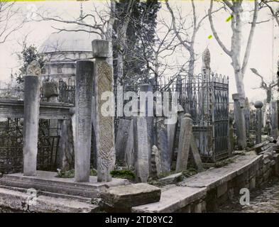 Konstantinopel (heute Istanbul), Türkei auf dem Friedhof des Eyüp Sultan Camii („große Moschee“), Dach eines großen Mausoleums und Gräber, Habitat, Architektur, Friedhof, Stele, Grabbau, Kuppel, Kuppel, Türkei, Konstantinopel, A Corner of the Eyoub Cemetery, Istanbul, 01/01/1918 - 31/12/1918, geschäftig, Léon, 1918 - Griechenland, Turquie et Bulgarie - Léon beschäftigt Fotograf, Autochrome, Foto, Glas, Autochrome, Foto, positiv, Horizontal, Format 9 x 12 cm Stockfoto