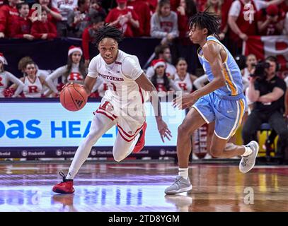 Jamichael Davis (1) wird in der zweiten Halbzeit von Eric Acker (2) in der Jersey Mikes Arena in Piscataway, New Jersey, verteidigt 2023. Duncan Williams/CSM. (Bild: © Duncan Williams/Cal Sport Media) Stockfoto