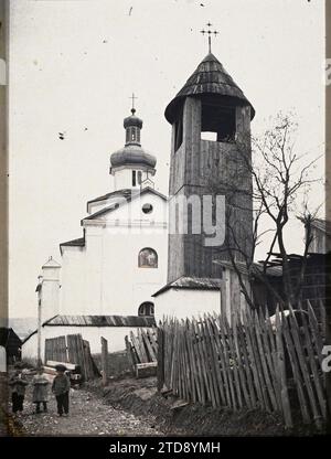 Višegrad, Bosnien und Herzegowina katholische Kirche mit separatem hölzernen Glockenturm, Religion, Kunst, Habitat, Architektur, Kirche, Christentum, Glockenturm, Renaissance, religiöse Architektur, Bosnien, Višegrad, katholische Kirche, separater hölzerner Glockenturm, im Vordergrund, Visegrad, 25.10/1912 - 25.10.1912, Léon, Auguste, Fotograf, 1912 - Balkan, Italien - Léon Busy und Auguste Léon - (13.-27. Oktober), Autochrome, Foto, Glas, Autochrome, Foto, positiv, Vertikal, Format 9 x 12 cm Stockfoto