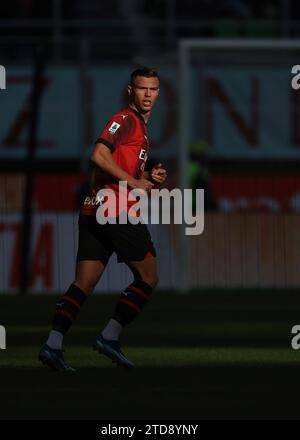 Mailand, Italien. Dezember 2023. Jan-Carlo Simic vom AC Milan schaut ihm beim Spiel der Serie A in Giuseppe Meazza in Mailand über die Schulter. Der Bildnachweis sollte lauten: Jonathan Moscrop/Sportimage Credit: Sportimage Ltd/Alamy Live News Stockfoto