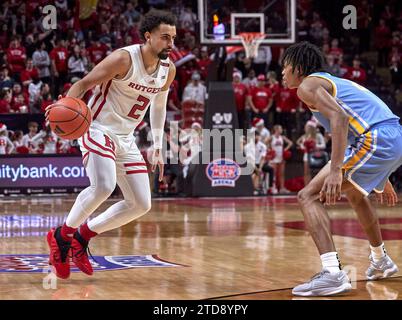 Die Rutgers Scarlet Knights Guard Noah Fernandes (2) wird am Samstag, den 16. Dezember 2023, in der zweiten Halbzeit in der Jersey Mikes Arena in Piscataway (New Jersey) von Eric Acker (2) verteidigt. Duncan Williams/CSM. Stockfoto