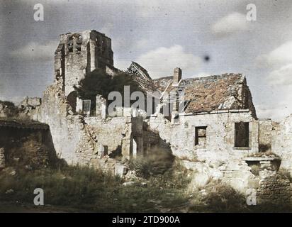 Oulches, Aisne, Frankreich, Erster Weltkrieg, Habitat, Architektur, Kirche, Glockenturm, Ruinen, Vorderseite, Bombenangriffe, Nachkriegszeit, religiöse Architektur, Oulches, die Kirche, Oulches-la-Vallée-Foulon, 27.08/1919 - 27.08.1919, Cuville, Fernand, 1919 - verwüstete Regionen Nièvre, Aisne, Marne, Maas - Georges Chevalier et Fernand Cuville - (22.-30. August), Autochrome, Foto, Glas, Autochrome, Foto, positiv Stockfoto