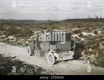 Chemin des Dames, Umgebung von Oulches, Aisne, Frankreich auf dem höchsten Punkt des Chemin des Dames, in der Nähe von Hurtebise, Albert Kahn's Car, Natur, Umwelt, Transport, erster Weltkrieg, Landschaft, Automobiltransport, Auto, Ruinen, Front, Nachkriegszeit, Chin des Dames, auf dem höchsten Punkt von Chin des Dames, in der Nähe von Hurtebise, Mr. Kahns Auto, Oulches-la-Vallée-Foulon, Chemin des Dames, 27.08/1919 - 27.08.1919, Cuville, Fernand, 1919 - verwüstete Regionen Nièvre, Aisne, Marne, Maas - Georges Chevalier et Fernand Cuville - (22.-30. August), Autochrome, Foto, Glas, Autochrome, Foto, positiv, Horizontal Stockfoto