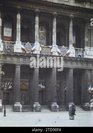Paris (6. Arr.), Frankreich Fassade der Kirche Saint-Sulpice, dekoriert zu Ehren der Alliierten für die Siegesfeier vom 13. Und 14. Juli 1919, fest, Religion, Inschrift, Information, erster Weltkrieg, Internationale Beziehungen, Habitat, Architektur, Kirche, politischer Feiertag, Christentum, Säule, Gedenkinschrift, Gedenkfeier, Alliierte, Nachkriegszeit, Flagge, religiöse Architektur, Frankreich, Paris, Fassade der Kirche St. Sulpice, Saint-Sulpice, 13/07/1919 - 13/07/1919, Cuville, Fernand, Autochrome, Foto, Glas, Autochrome, Foto, positiv, vertikal, Größe 9 x 12 cm Stockfoto